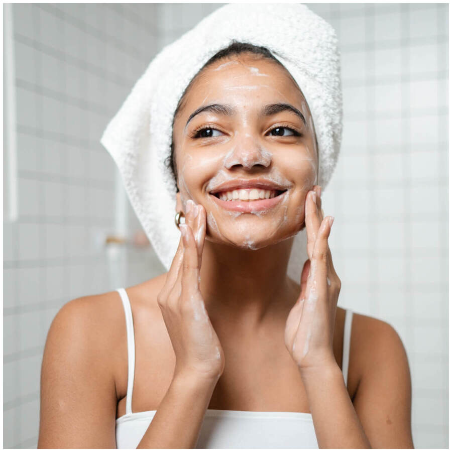 Sữa rửa mặt là bước đầu tiên trong mọi quy trình chăm sóc da