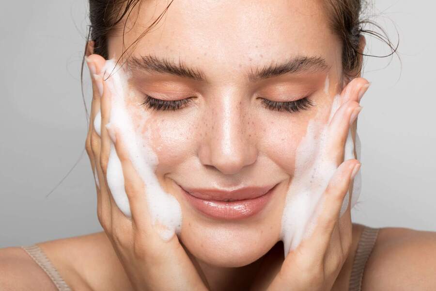 Rửa mặt là một bước quan trọng trong các bước skincare sáng và tối