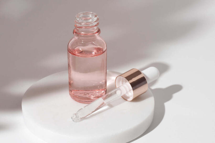 Tinh chất dưỡng da, thường được gọi là serum, là một loại sản phẩm chăm sóc da