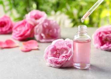 Nước hoa hồng có thực sự cần thiết? Góc nhìn khoa học và ứng dụng trong gia công mỹ phẩm hiện đại