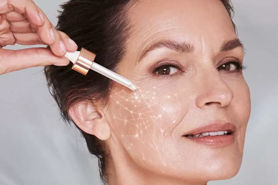 Với tinh chất dưỡng da chống lão hoá, bạn không chỉ đang chăm sóc làn da hiện tại mà còn đang đầu tư vào tương lai