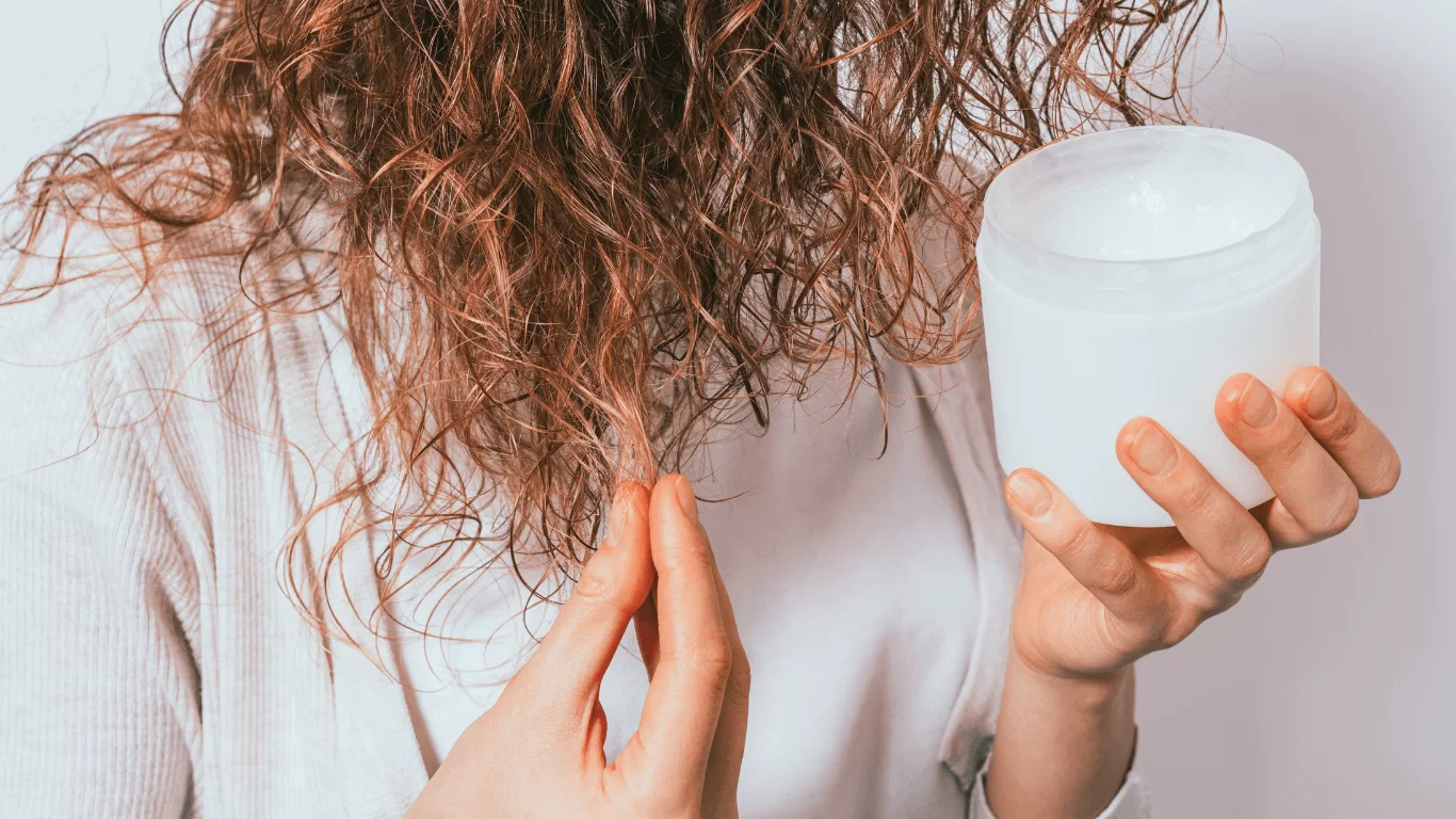 Kem ủ tóc là sản phẩm chăm sóc tóc chuyên sâu, có tác dụng dưỡng tóc mềm mượt và khỏe mạnh, phục hồi hư tổn