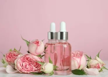 Chiết xuất hoa hồng vừa là biểu tượng của vẻ đẹp thuần khiết vừa mang trong mình những dưỡng chất thiết yếu cho làn da