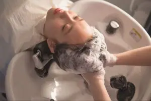 Việc lựa chọn đúng dòng sản phẩm mục tiêu là bước đi quan trọng của bất kỳ thương hiệu mỹ phẩm nào. Bạn đang muốn xây dựng thương hiệu dầu gội riêng nhưng chưa biết bắt đầu từ đâu? Hãy cùng OCM Vietnam khám phá cách phân loại dầu gội chuẩn và cập nhật 5 công thức gia công "đắt khách" nhất hiện nay để hiện thực hóa ý tưởng kinh doanh của bạn.